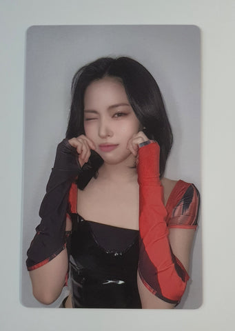 ITZY - BORN TO BE  WORLD TOUR PHOTOCARD (RYUJIN)