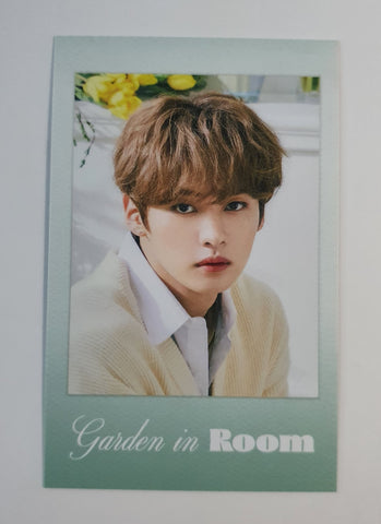 STRAY KIDS - SEASON'S GREETINGS 2022 Garden in ROOM Polaroid photocard (LEE KNOW)