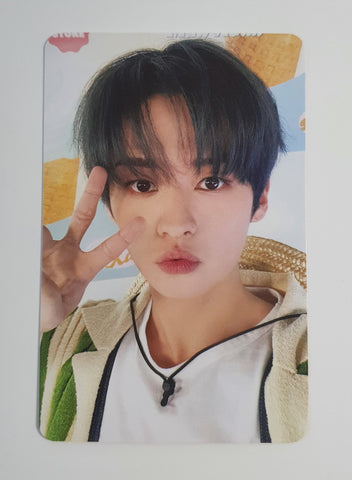 STRAY KIDS - SEASON'S GREETINGS 2023 PHOTOCARD (LEE KNOW)